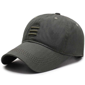 Classic sports hat in dark green with adjustable fit and sporty design.